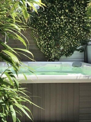 Outdoor spa tub - Gîtes de France® - Bayen's Family (FECAMP)