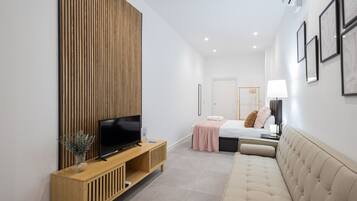 Tabla de planchar con plancha, wifi gratis, ropa de cama
