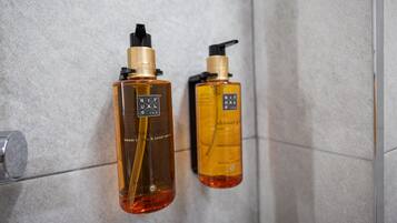 Douche, sĂšche-cheveux, serviettes fournies