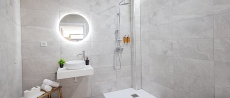 Douche, sĂšche-cheveux, serviettes fournies