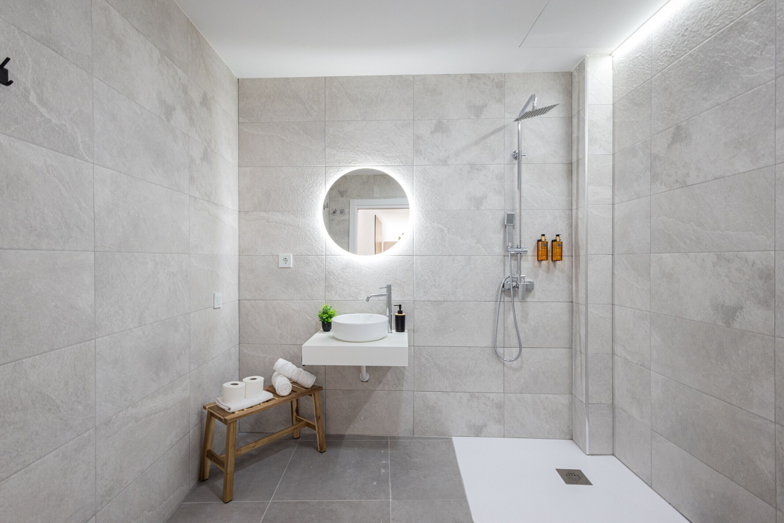 Een douche, een haardroger, handdoeken