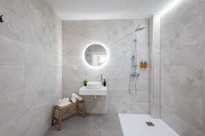 Douche, sèche-cheveux, serviettes fournies