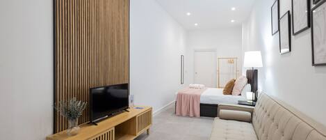 Iron/ironing board, free WiFi, bed sheets