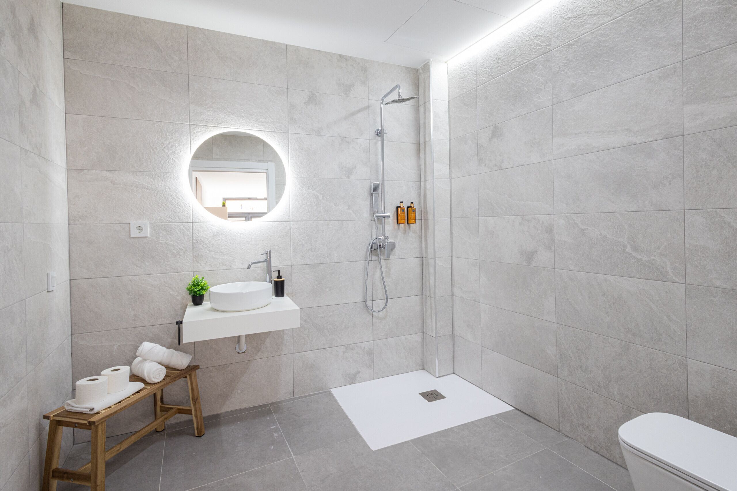 Een douche, een haardroger, handdoeken