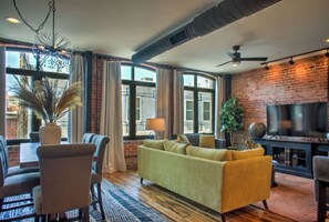 Smart TV - Best Downtown Asheville loft. (Asheville)