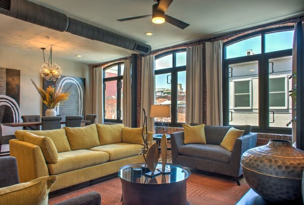 Smart TV - Best Downtown Asheville loft. (Asheville)