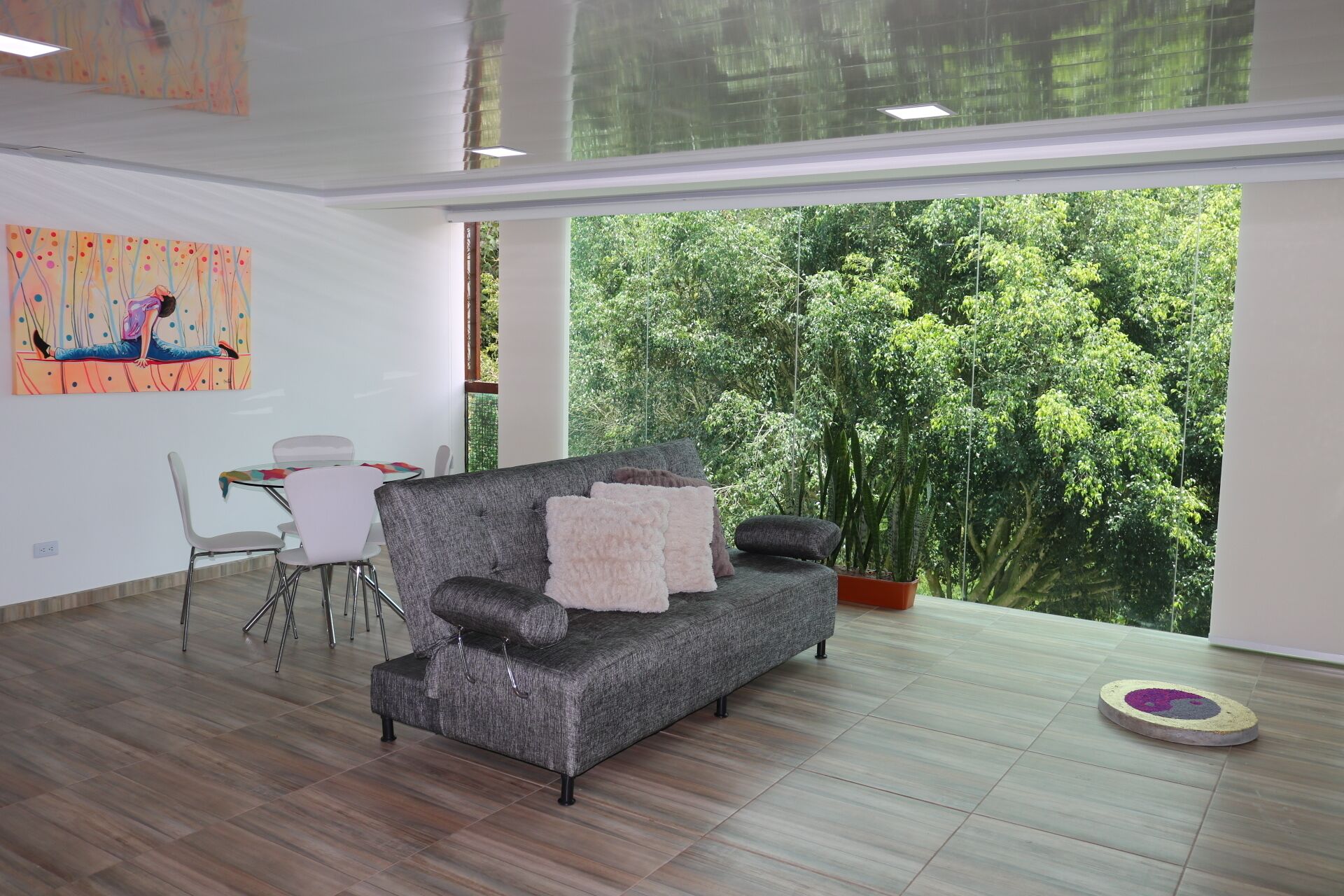 Smart-TV, Kamin, Bücher