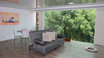 Smart-TV, Kamin, Bücher