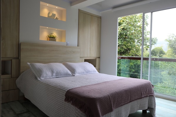 3 slaapkamers, een bureau, een strijkplank/strijkijzer, gratis wifi