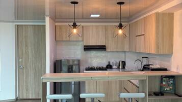 Een magnetron, een koffiezetapparaat/waterkoker, een waterkoker