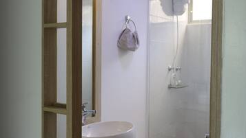 Een haardroger, handdoeken, toiletpapier