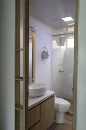 Een haardroger, handdoeken, toiletpapier