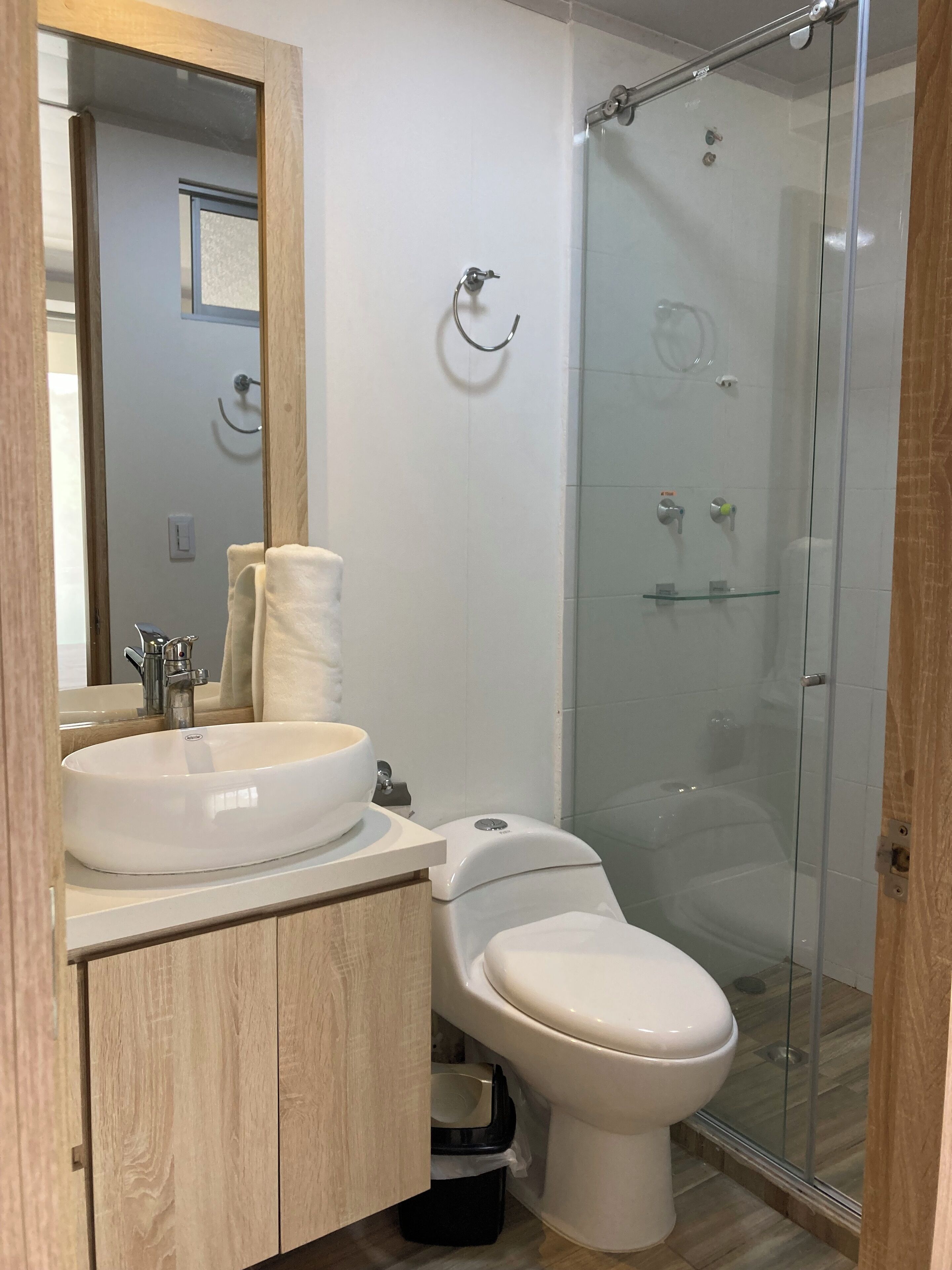 Haartrockner, Handtücher, Toilettenpapier