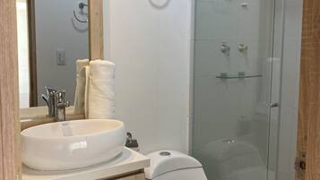 Haartrockner, Handtücher, Toilettenpapier