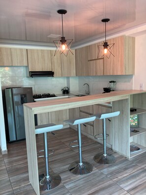 Microondas, cafetera/tetera, tetera/pava eléctrica, utensilios de cocina