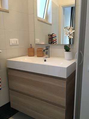 Een douche, een haardroger, een bidet, handdoeken