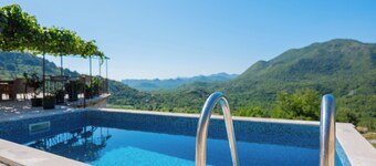 Peaceful 2BDR Village Villa with pool near wonderful Cetinje