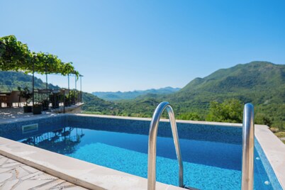 Peaceful 2BDR Village Villa with pool near wonderful Cetinje