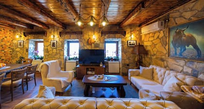 Peaceful 2BDR Village Villa with pool near wonderful Cetinje