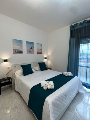 Habitación triple, balcón, vistas a la ciudad | Sábanas italianas Frette y ropa de cama de alta calidad
