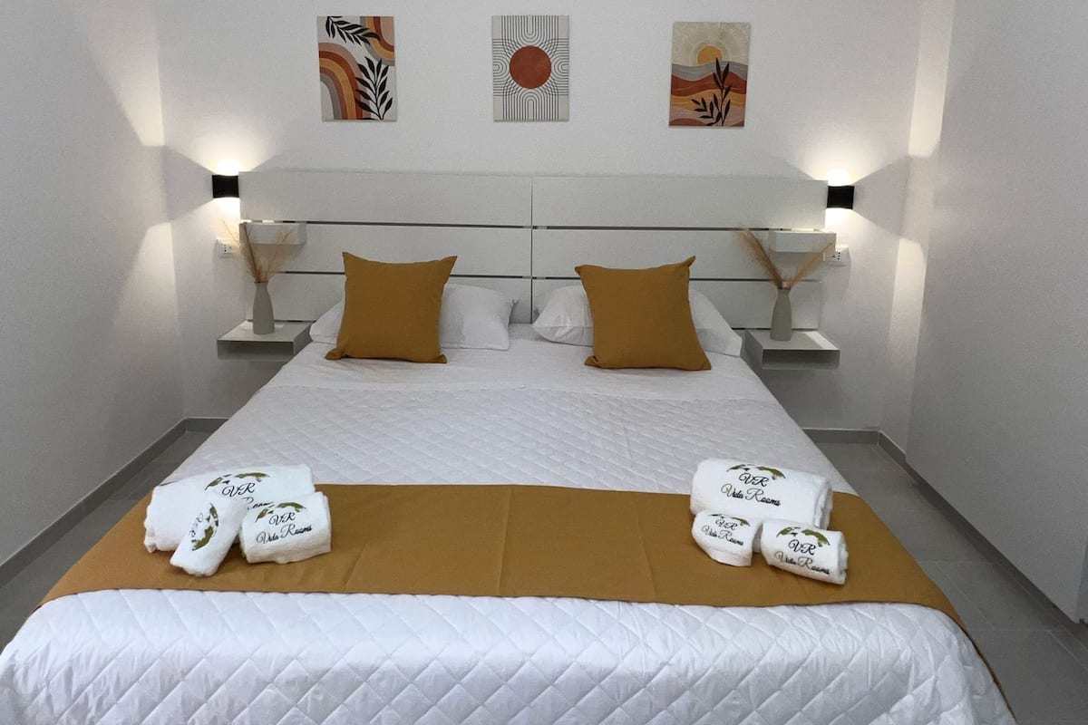 Quarto superior, sacada, vista para a cidade | Lençóis italianos Frette, roupas de cama premium, edredons de pluma