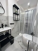 Camera Superior, balcone, vista città | Bagno