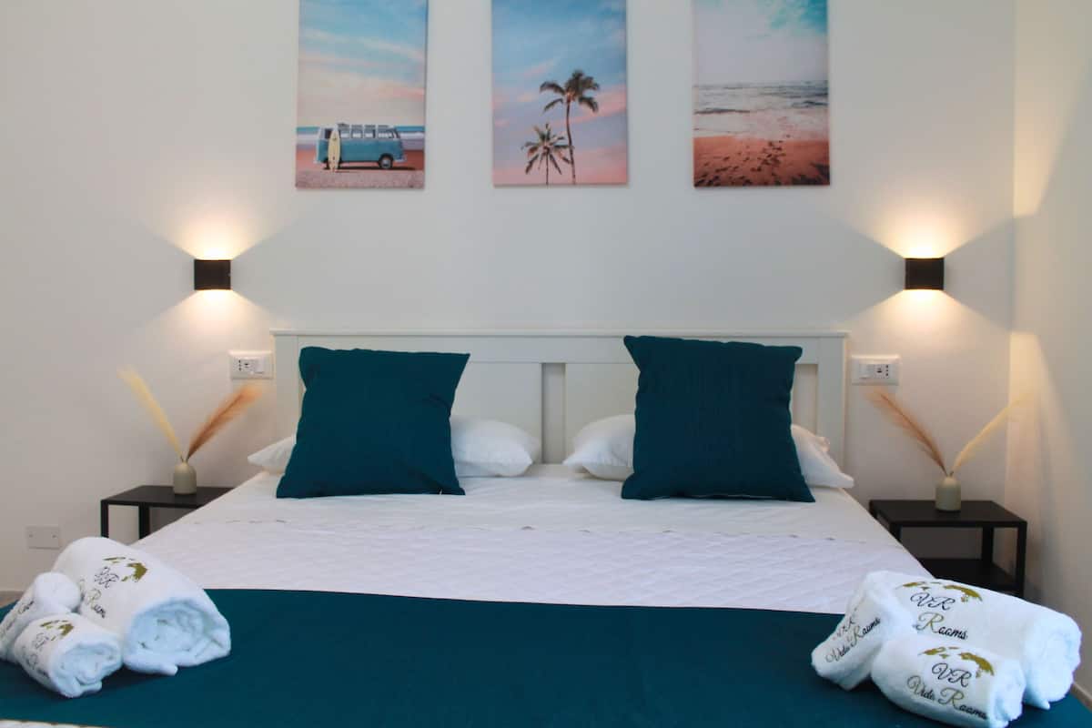 Quarto triplo, sacada, vista para a cidade | Lençóis italianos Frette, roupas de cama premium, edredons de pluma