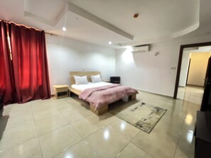 4 chambres, bureau, fer et planche à repasser, accès au Wi-Fi (inclus)