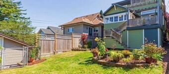 Seattle Escape in Queen Anne -  Stylish Urban Retreat with a Private Deck and Stunning City Views
