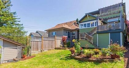 Seattle Escape in Queen Anne - Stylish Urban Retreat with a Private Deck and Stunning City Views