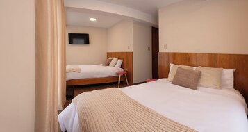 Cortinas blackout, tabla de planchar con plancha y wifi gratis 