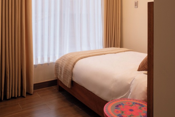 Quarto solteiro standard, vista para a cidade | Cortinas blackout, ferros/tábuas de passar roupa, Wi-Fi de cortesia