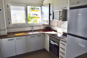 Een koelkast, een microgolfoven, een oven, een kookplaat