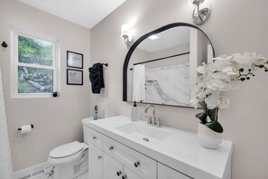 Haartrockner, Handtücher, Seife, Toilettenpapier