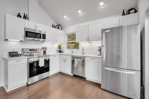 Geladeira, micro-ondas, fogão, cooktop