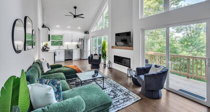 Mountain Chic Retreat-Harpers Ferry, the AT, Wine country w/ Lake Beach passes!