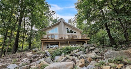 Mountain Chic Retreat-Harpers Ferry, the AT, Wine country w/ Lake Beach passes!