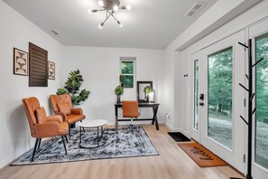 Interior - Mountain Chic Retreat-Harpers Ferry, the AT, Wine country w/ Lake Beach passes! (Harpers Ferry)