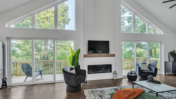 Smart TV, fireplace