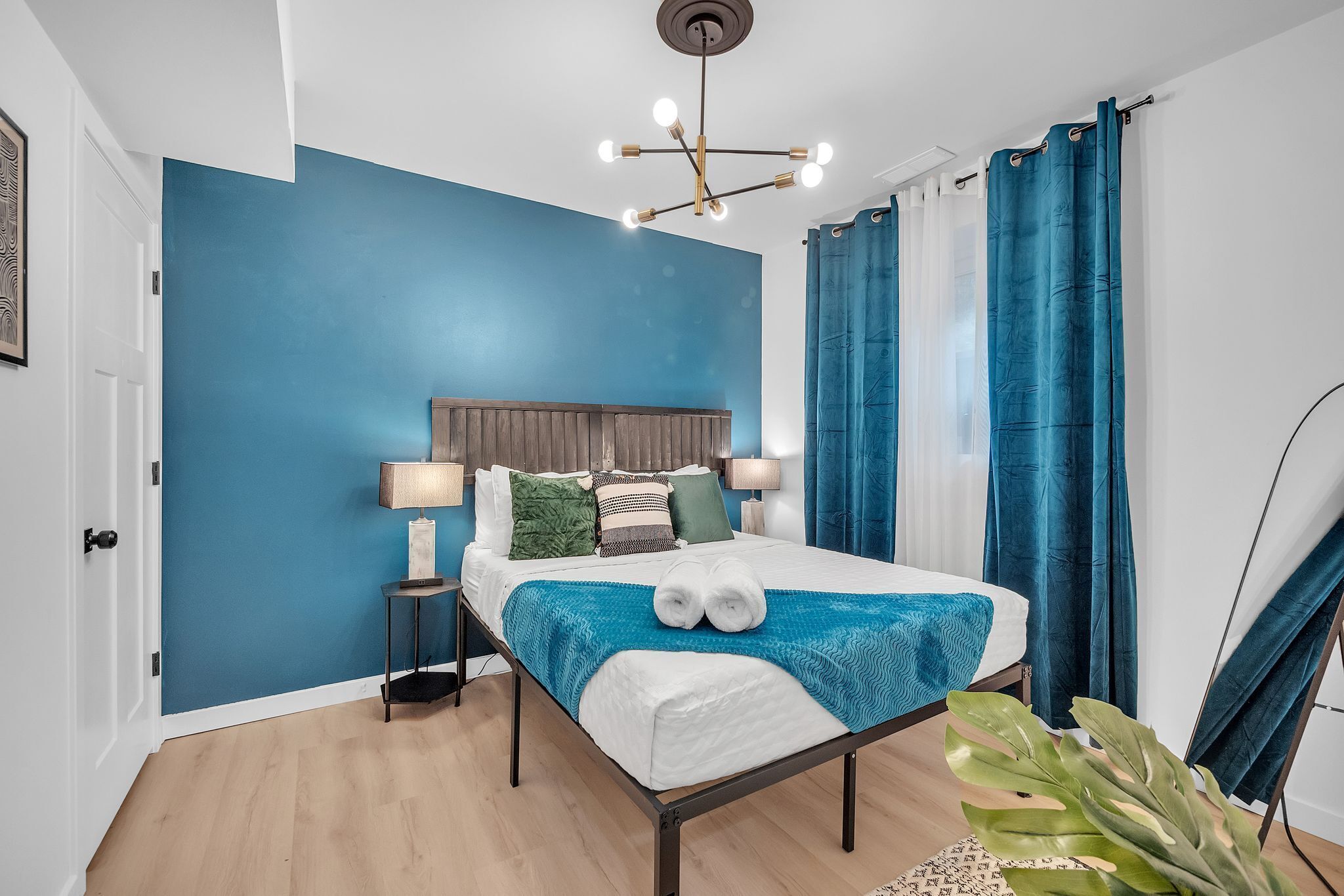 2 bedrooms, desk, iron/ironing board, WiFi