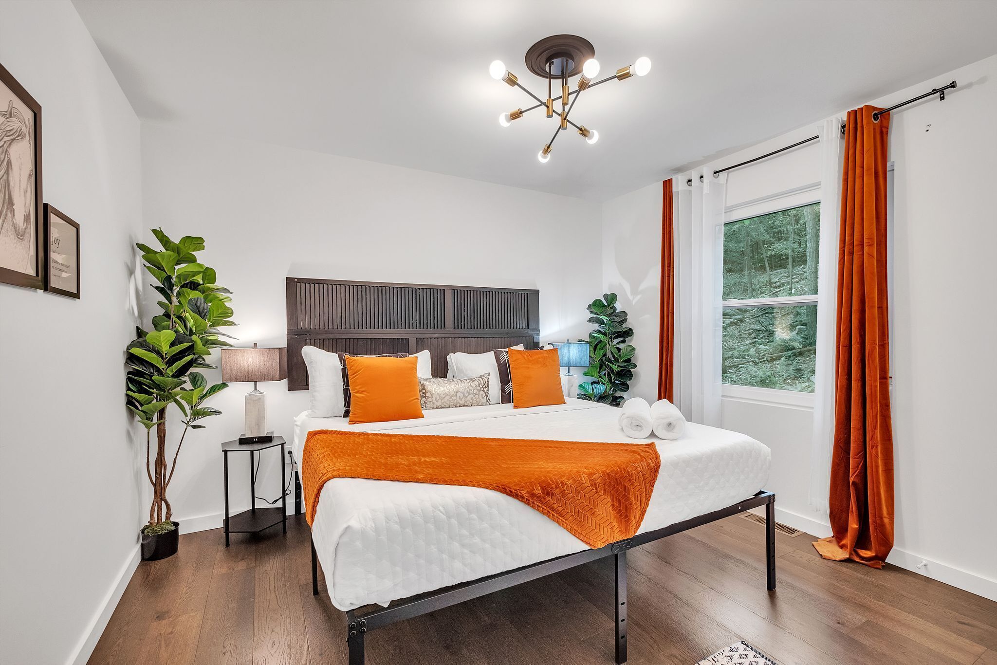 2 slaapkamers, een bureau, een strijkplank/strijkijzer, wifi