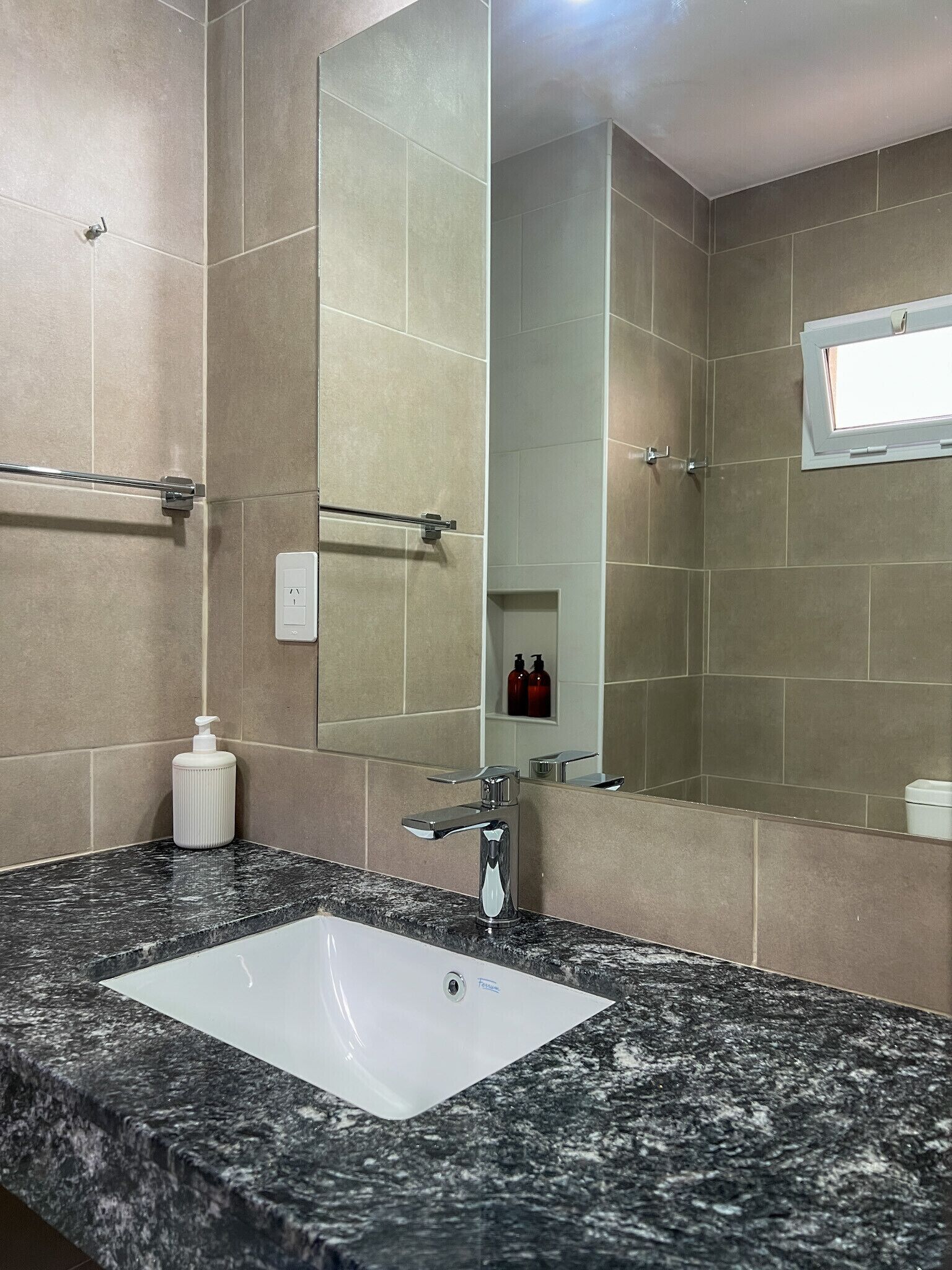 Bidet, toallas, jabón, papel de baño 