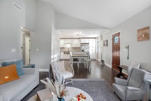 TV connectée, cheminée, espaces bureaux