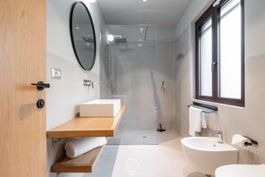 Dusj, hårføner, bidé og håndklær