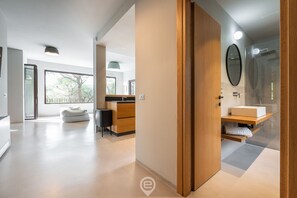 Bruser, hårtørrer, bidet, håndklæder