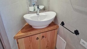 Chuveiro, secador de cabelo, bidê, toalhas de banho