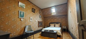 12 chambres, bureau, fer et planche à repasser, lit parapluie