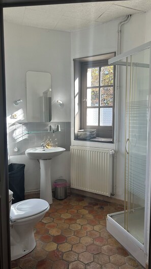 Douche, baignoire à jets, sèche-cheveux, serviettes fournies