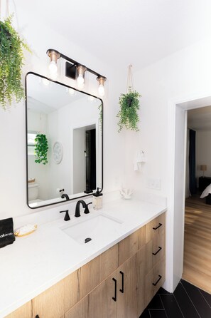 Doccia, asciugacapelli, asciugamani, sapone