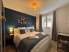 1 dormitorio, tabla de planchar con plancha, wifi y ropa de cama